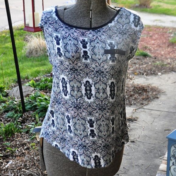 Thank you. Please see other items in my closet. - Picture 4 of 5